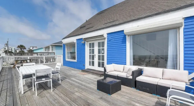 Коттедж с 3 комнатами с балконом Beach House w/ Oceanfront Deck in Galveston!