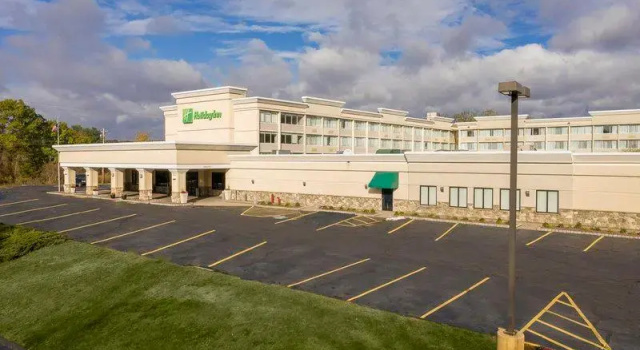 Кровать в общем номере Holiday Inn & Suites Marlborough by IHG