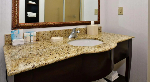 Двухместный номер Standard с балконом Hampton Inn & Suites Fredericksburg