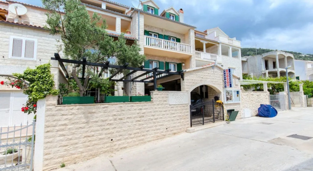 Apartments and Room Napoli, 예약 아파트 Brac Island Omis