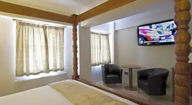 Номер Deluxe The Royal Hotel