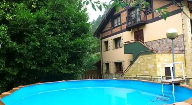 Albergue Los Nuberos - Hostel, Book Hostel / Vandrerhjem Valles Pasiegos hoteller med pool, Swimmingpool