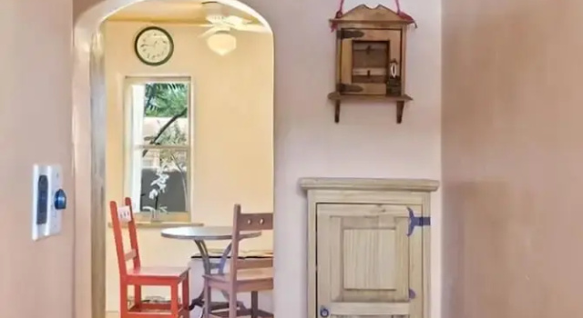 Коттедж Casa Intima - Downtown Adobe, Walk to Plaza and Railyard, Kiva Fireplace, Large Enclosed Yard