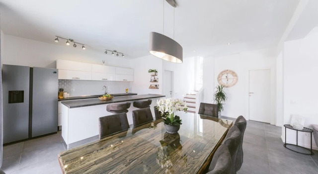 Gorgeous Home In Kastel Kambelovac, 予約 ホテル Kastel Kambelovac Kastela