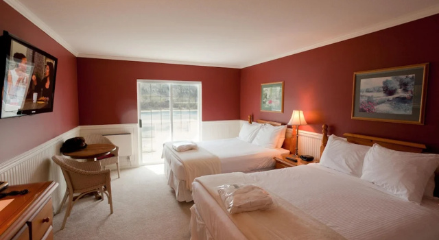 Четырёхместный номер Standard с балконом и с видом на реку South Thompson Inn & Conference Centre