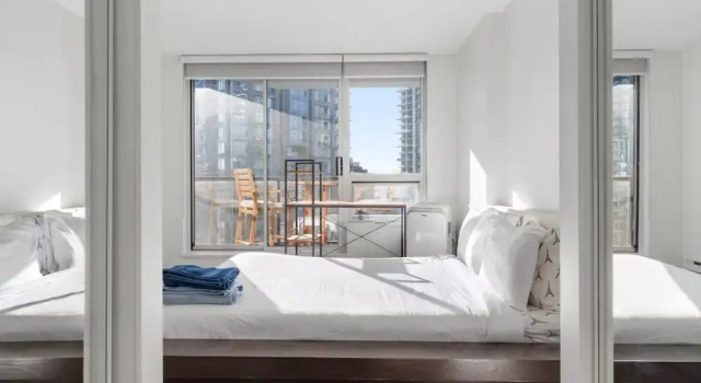 Luxe 2BR Condo w Skyline Views In-suite Laundry, Забронировать Отель Отели Британской Колумбии с парковкой, Парковка