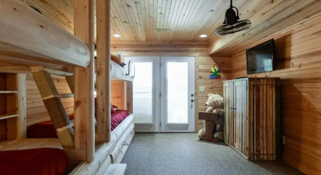 Luxury 2700 Sq Ft Log Cabin Private Hot Tub Game room Pool Table Best View, Book Hotel Ridgedale Ozark