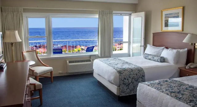 Четырёхместный номер Standard с балконом и с видом на океан Atlantis Oceanfront Inn Gloucester