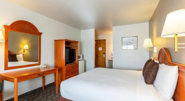 Четырёхместный номер Standard Americas Best Value Inn Burns