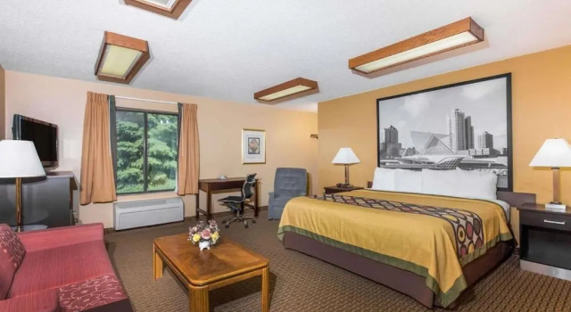 Двухместный люкс c 1 комнатой Super 8 by Wyndham Sun Prairie/Madison E