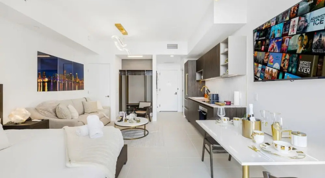 Двухместный люкс Luxury с балконом и с видом на город Lux Studio W City Views and Pool