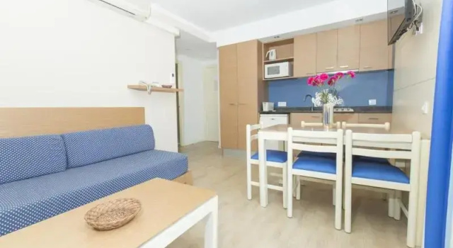 Четырёхместные апартаменты с балконом Aparthotel Flora