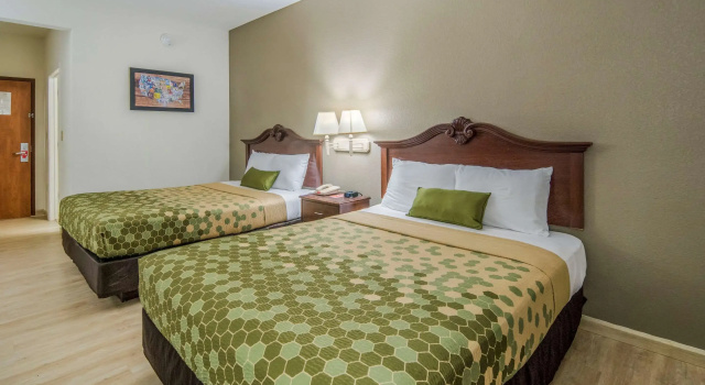 Четырёхместный номер Standard Econo Lodge Weatherford
