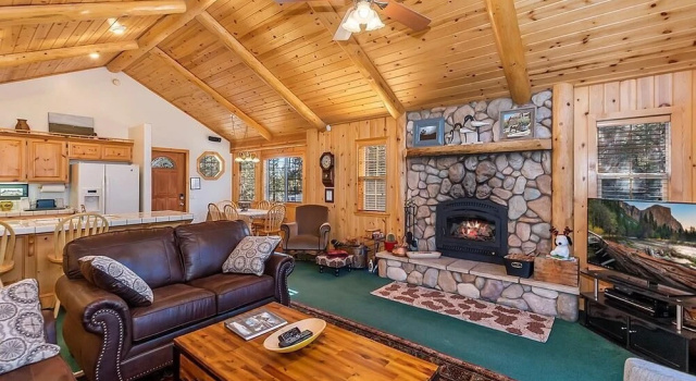 025 - Pacific Crest Trail Cabin, Забронировать Отель Отели San Bernardino Mountains с парковкой, Парковка