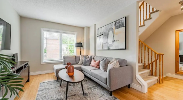 Коттедж Elegant 3 Bedroom House in Brampton