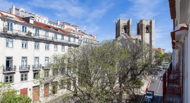 Alfama Sophisticate Flat With Balconies 2Bedrs 2Baths & AC in 19th Century Building Historic Center, Забронировать Отель Санта-Мария-Майор Лиссабон