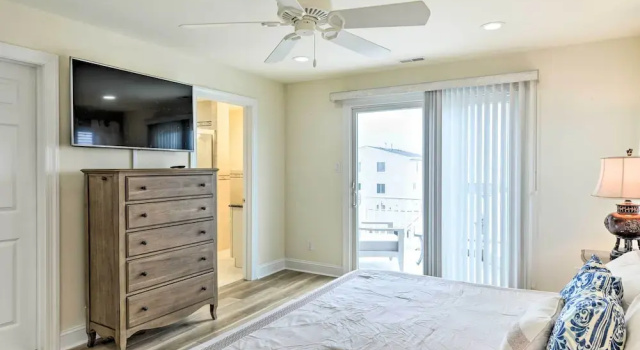 Sunny Brigantine Townhome Walk to Beach, Забронировать Апартаменты/квартира Бригантин Джерси-Шор