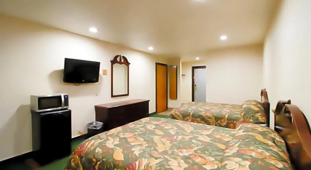 Четырёхместный номер Standard с видом на бассейн OYO Pinewood Inn & Suites Silsbee
