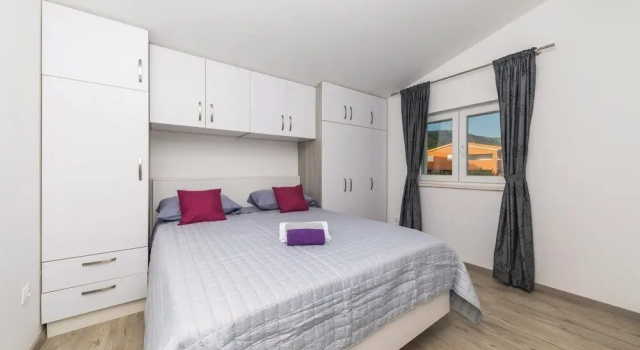 Beautiful Apartment in Kastel Stari With 4 Bedrooms, Wifi and Outdoor Swimming Pool