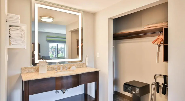 Двухместный люкс с балконом Hampton Inn & Suites Seattle/Kent,WA