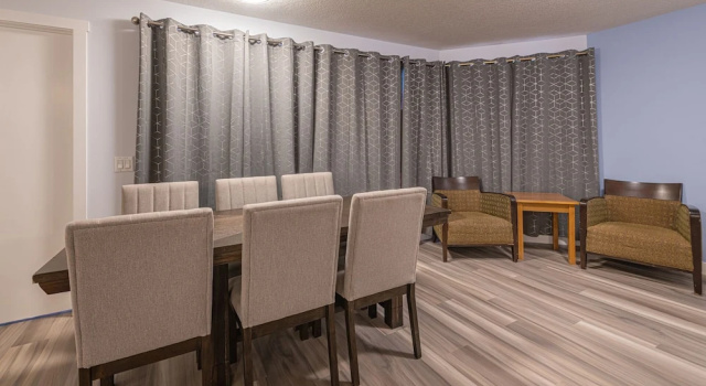 One Bedroom Suite with BBQ & huge Patio, Varaa Huoneisto Canmore Alberta