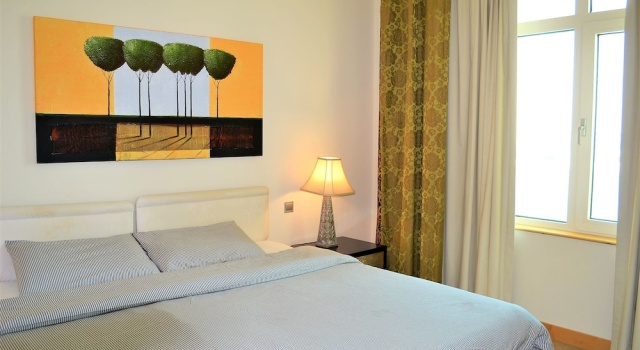 Entire 1 Bedroom Apartment in the Prestigious Palk Jumeirah - NBT, Забронировать Апартаменты/квартира Отели Эмирата Дубая с парковкой, рядом с Al Ittihad Park Monorail Station, Парковка
