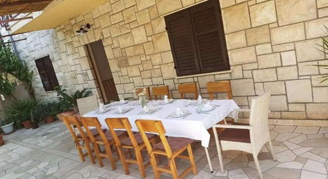 Апартаменты Apartment Zora - with large garden terrace: A Donji-Polanda Supetar, Island Brac