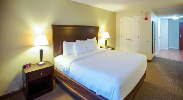 Номер Standard с балконом MainStay Suites Knoxville North I-75