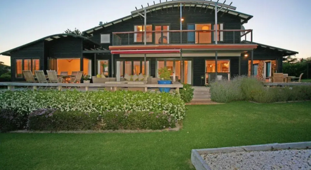 Sea View Waiheke, Забронировать Дом для отпуска Отели Острова Уаихеке с парковкой, Парковка