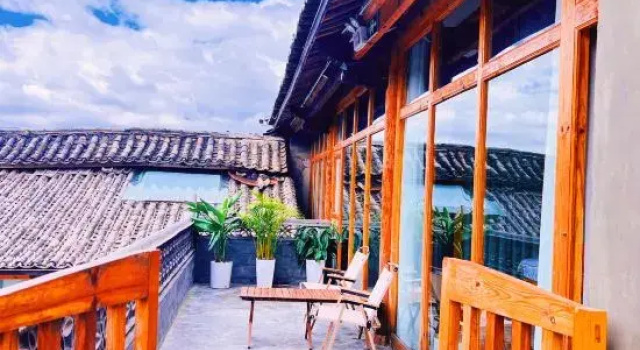 Люкс Deluxe Nuodeng Banshan Courtyard Chinese Inn