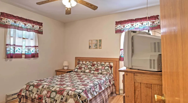 Creekside Arrowhead Lake House w/ Dock & Canoe!, Забронировать Дом для отпуска оз. Кристал Пенсильвания