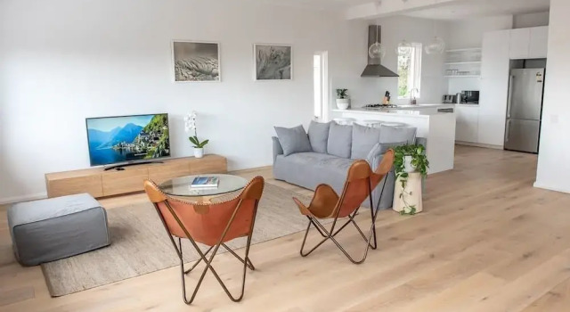 Коттедж с 3 комнатами с балконом и рядом с пляжем Tamarama Ocean Views H397