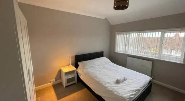 Entire House, 4 Bedroom, Parking, WiFi, Easy Access To Bus & Train, Book Hotel Reading Berkshire