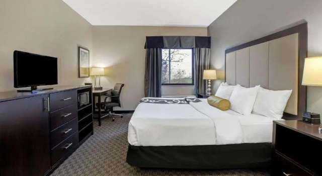 Номер Standard La Quinta Inn & Suites by Wyndham Detroit Metro Airport