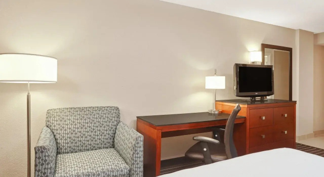 Holiday Inn Express Hampton - Coliseum Central by IHG, Boek Hotel Hampton Virginia