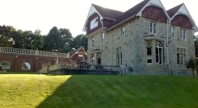 Historic Manor House - Sleeps 16 - Pool & Hot Tub, Varaa Lomakoti Rochester Kent