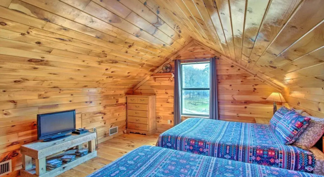 Peaceful Pet-Friendly Retreat W/ Private Hot Tub!