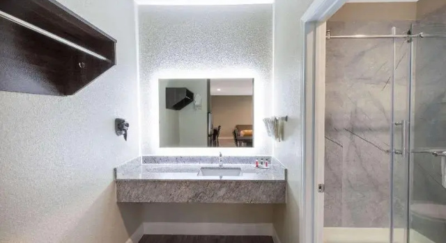 Четырёхместная студия Days Inn & Suites by Wyndham La Porte