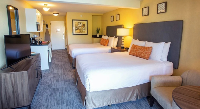 Четырёхместный номер Deluxe с видом на бассейн Lakeshore Inn