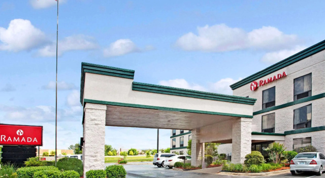 Четырёхместный номер Standard Ramada by Wyndham Pearl/Jackson Airport