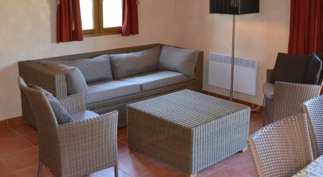 Well-kept, Detached Holiday Home With air Conditioning, Rezerwuj Hotel Hotele w Cambes z Basenem, Basen