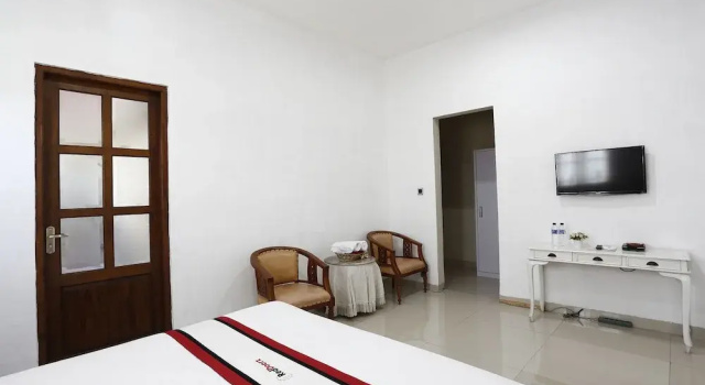 RedDoorz Plus @ Godean, Boek Hotel Yogyakarta Hotels met een Zwembad, Zwembad