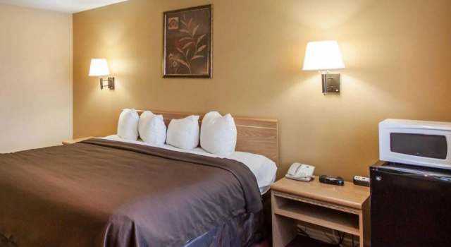 Номер Standard Quality Inn Airport