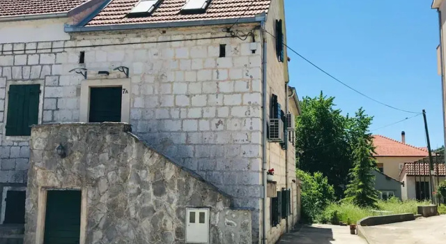 Stone House Saint Michael, Забронировать Дом для отпуска Отели Dalmatian Zagora с парковкой, Парковка