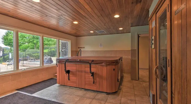 Chalet w/ Mtn Views & Golf Course Access!, Забронировать Шале Скай-Вэлли Джорджия