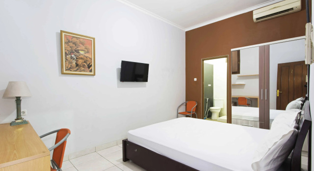 RedDoorz near Tebet Station, Book Hotel Tebet Cilandak