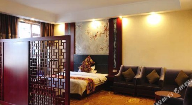 Люкс Deluxe Jinhuangchao Business Hotel Liupanshui Railway Station