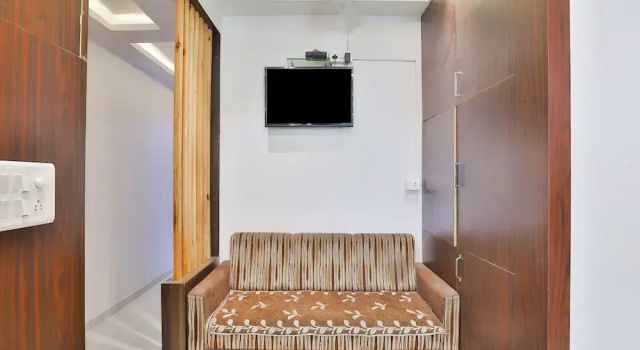 OYO 5476 Hotel Sunrise, Забронировать Отель Отели Ахмадабад с парковкой, Парковка