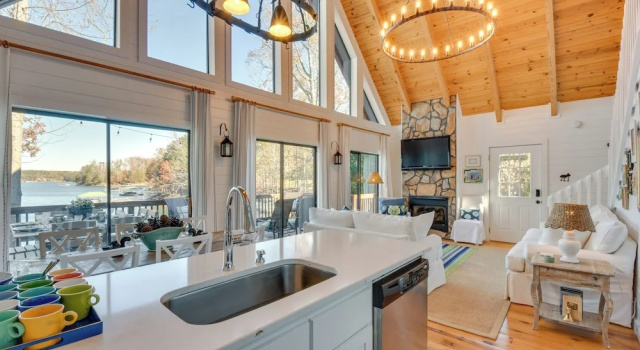 Коттедж Beautiful Lake Keowee Home w/ Boat Dock & Fire Pit