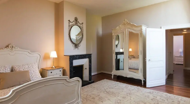 Upscale Mansion in Brouchaud With Views Across Private Pool, Varaa Hotelli Brouchaud hotellit, joissa on uima-allas, Uima-allas